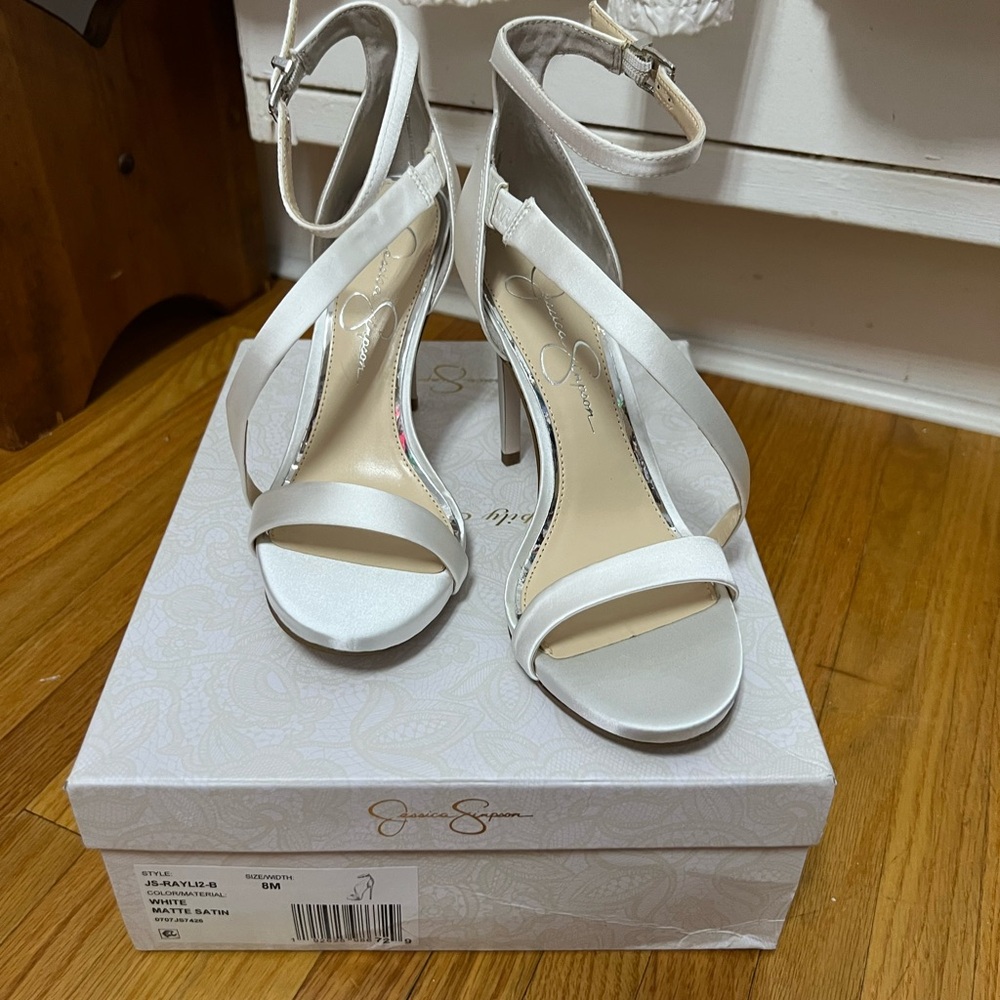 “Jessica Simpson” White Matte Satin Heels SZ: (8M) New in Box